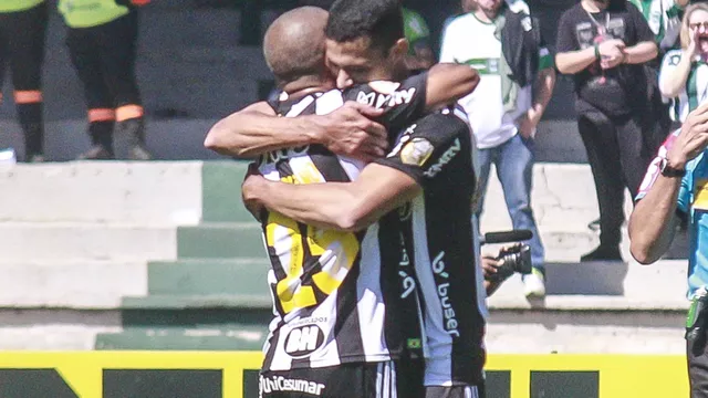 Alan Kardec, do Atlético-MG, comemora o gol da vitória do Galo sobre o Coritiba