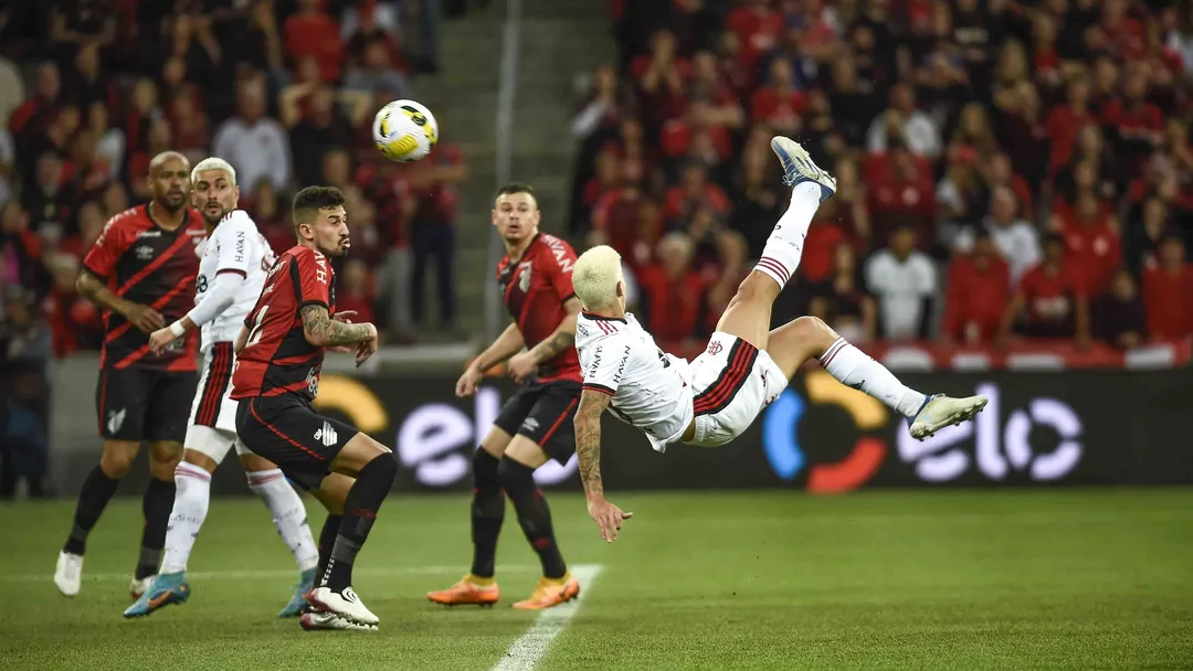 Com gol de bicicleta de Pedro, Flamengo bate o Athletico e está nas semis