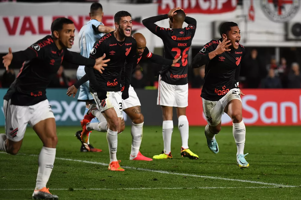 Estudiantes x Athletico comemoração do gol de Vitor Roque