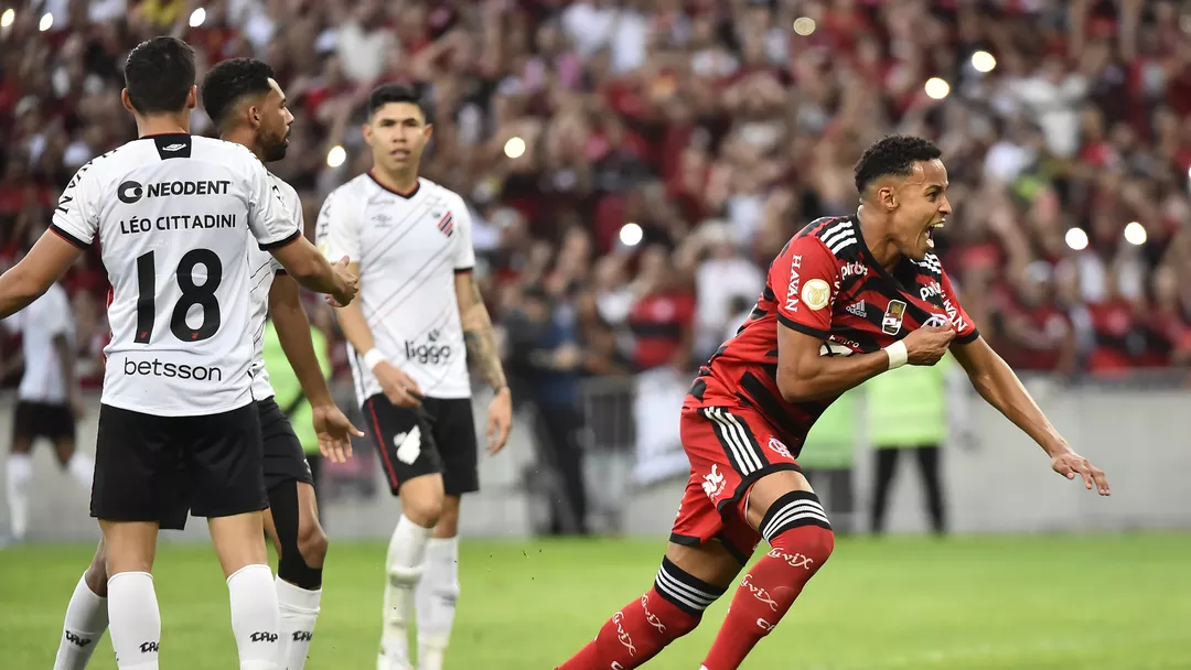 Flamengo faz cinco gols no segundo tempo e goleia o Athletico