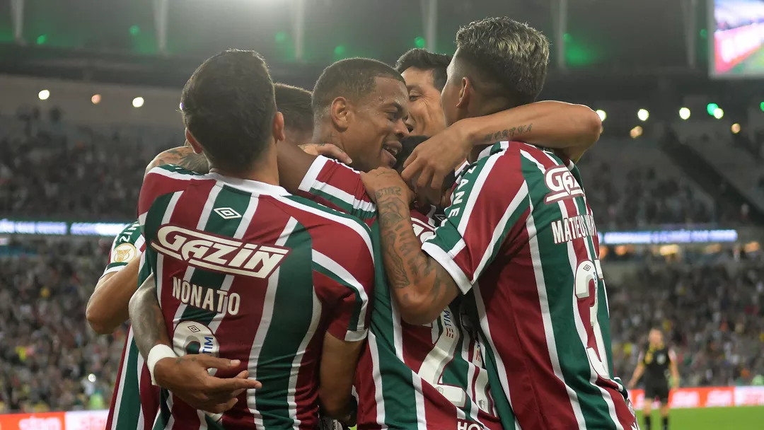 Fluminense goleia o Coritiba e assume a vice-liderança