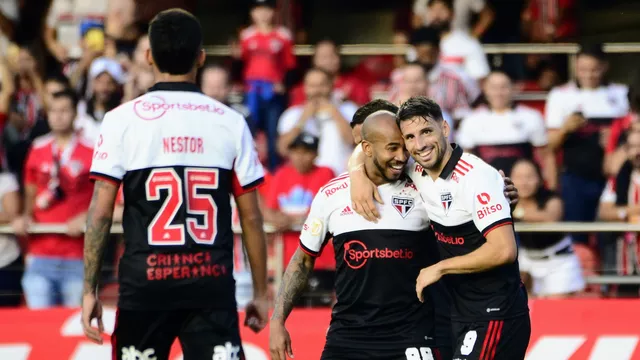 Patrick e Calleri comemoram gol do São Paulo contra o Bragantino