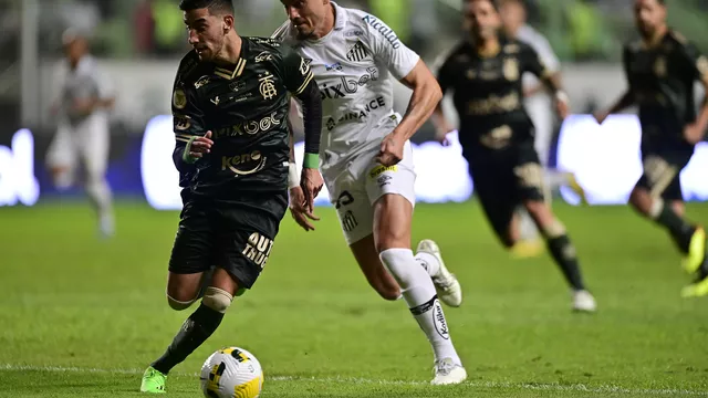 Pedrinho, do América-MG, e Maicon, do Santos, durante partida no Independência