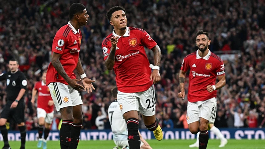 Rashford (esq.) e Sancho (centro) marcaram para o Manchester United contra o Liverpool