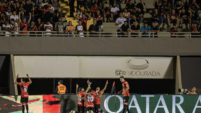 Jogadores do Atlético-GO festejam gol contra o São Paulo