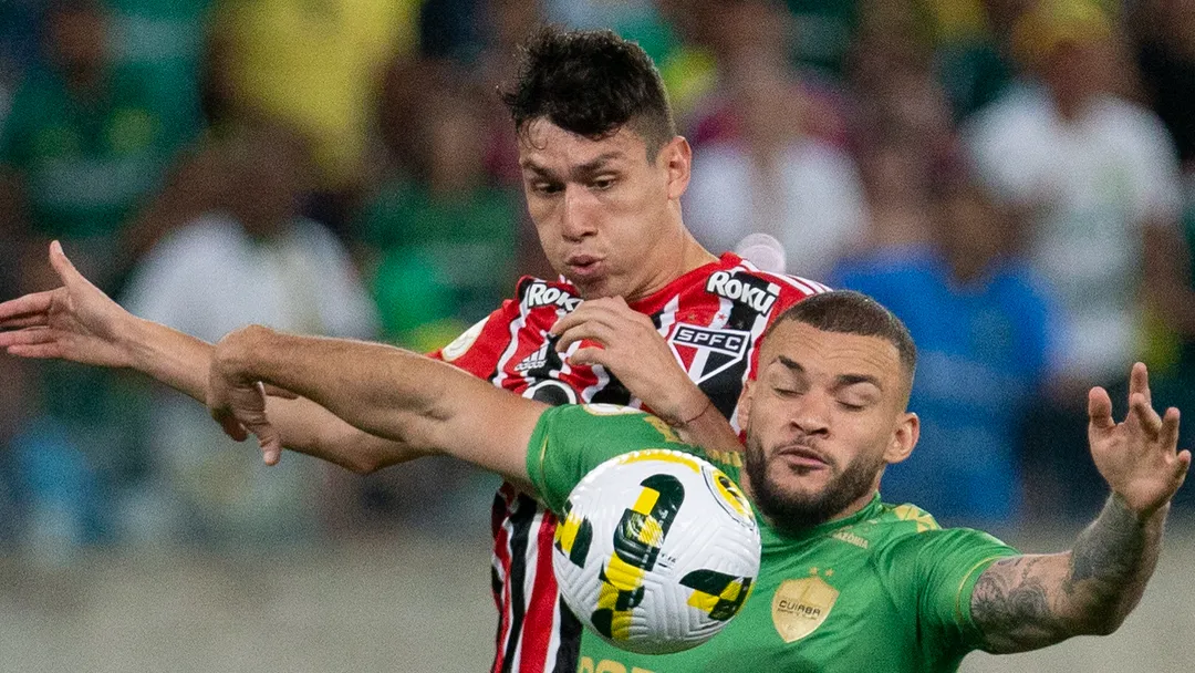 São Paulo arranca empate com um homem a menos e evita o pior