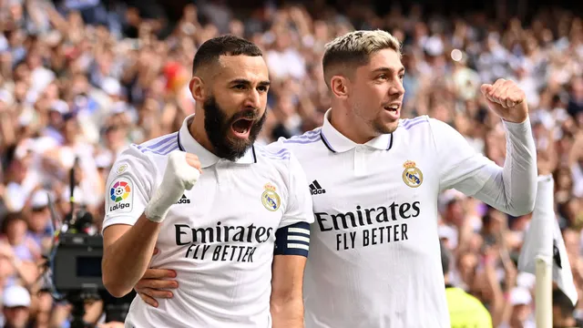 Benzema e Valverde comemoram gol do Real Madrid sobre o Barcelona