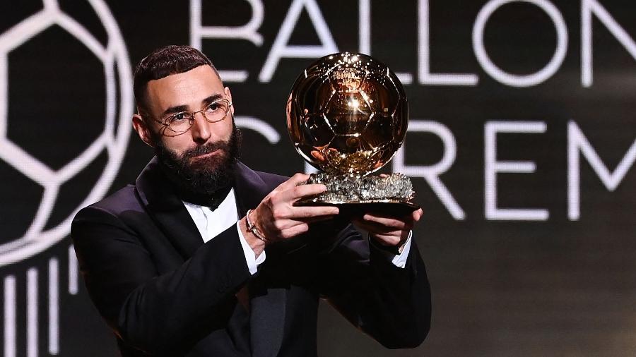 Bola de Ouro Benzema recebe o prêmio de melhor jogador do mundo