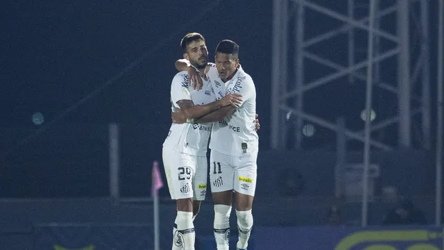 Camacho comemora seu gol durante partida contra o Bragantino ao lado de Ângelo