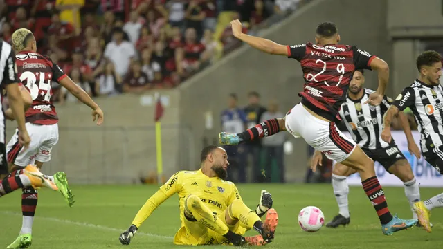 Com polêmica, Flamengo bate o Atlético Mineiro