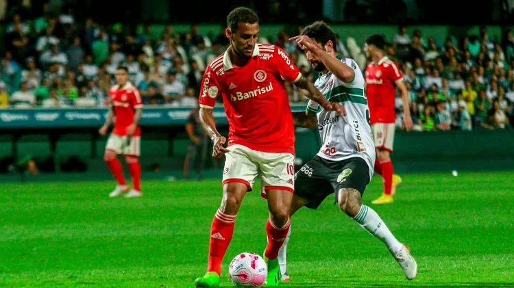 Coritiba 1 x 1 Internacional Inter tropeça no Coritiba e vê chances mínimas de título