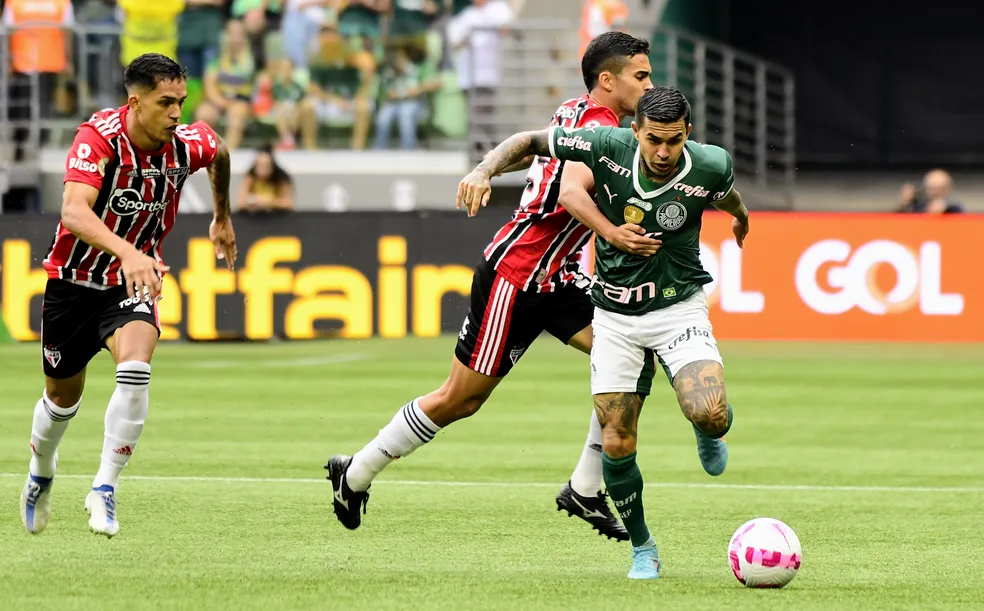 Dudu foi bem no primeiro tempo e foi o melhor do Palmeiras no confronto