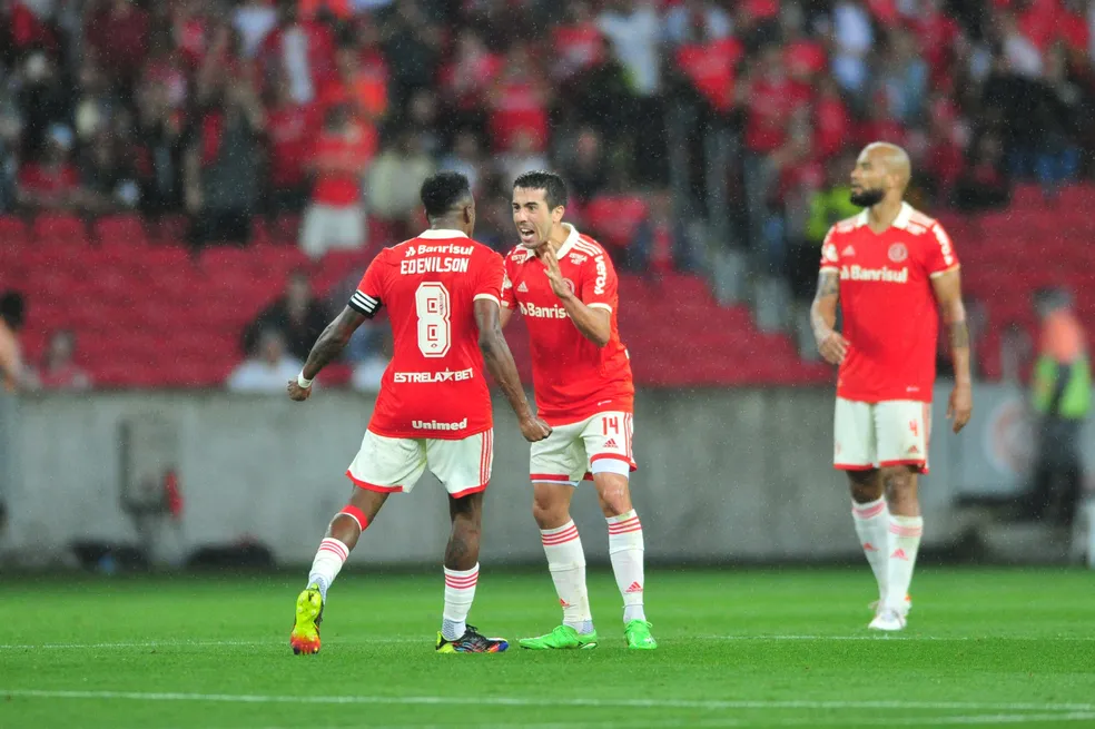 Edenilson e De Pena comemoram gol pelo Inter.