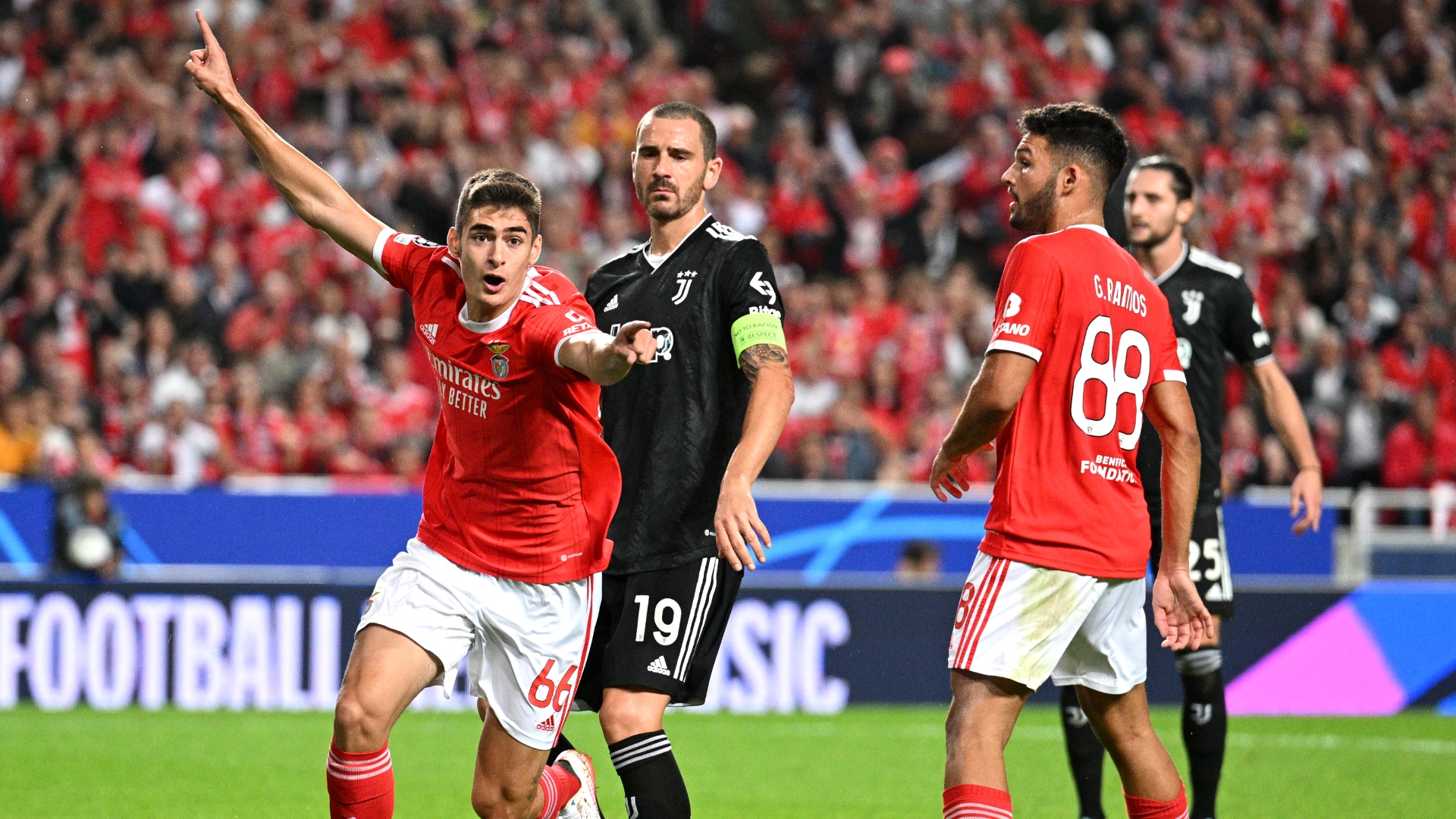 Em jogo de sete gols Benfica vence e elimina a Juventus