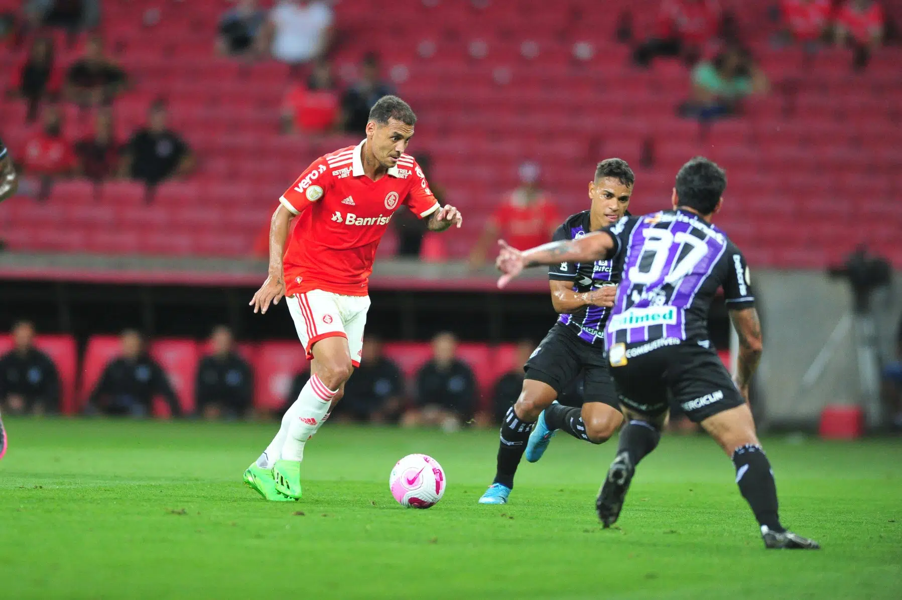 Internacional 2 x 1 Ceará - Colorado vira e adia título do Palmeiras