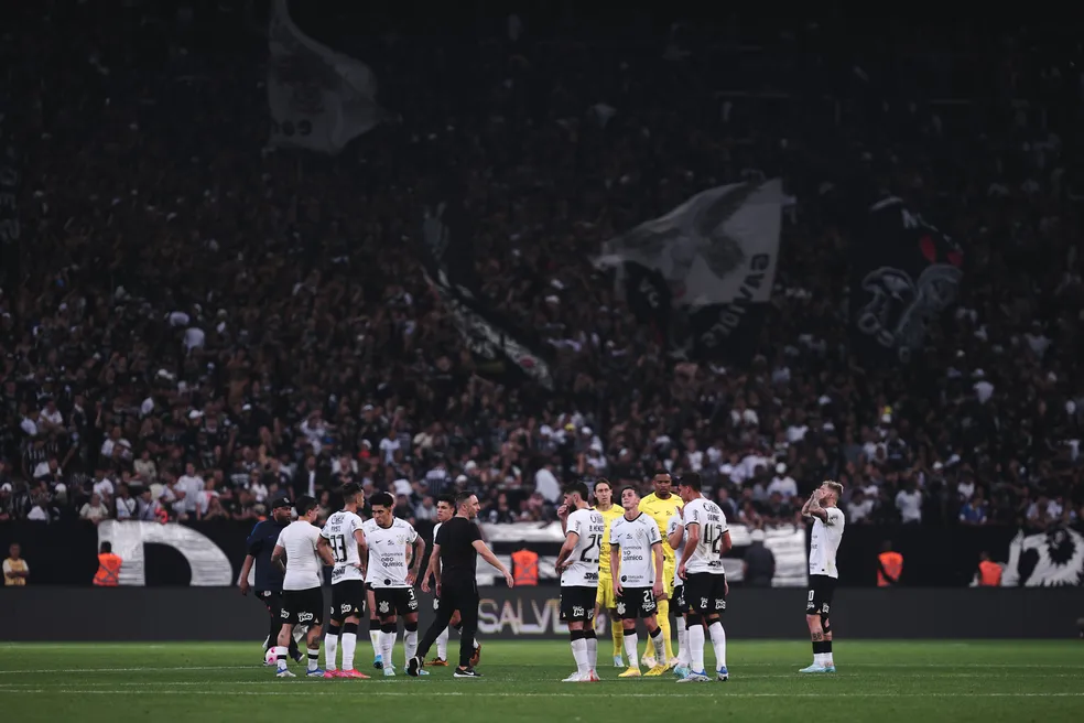 Jogadores do Corinthians após derrota para o Fluminense