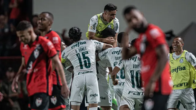 Jogadores do Palmeiras comemora gol de Murilo contra o Atlético-GO