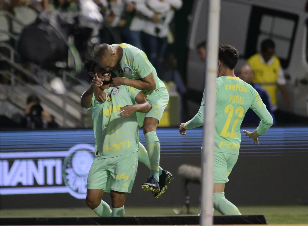 Jogadores do Palmeiras comemoram gol de Gustavo Scarpa contra o Avaí