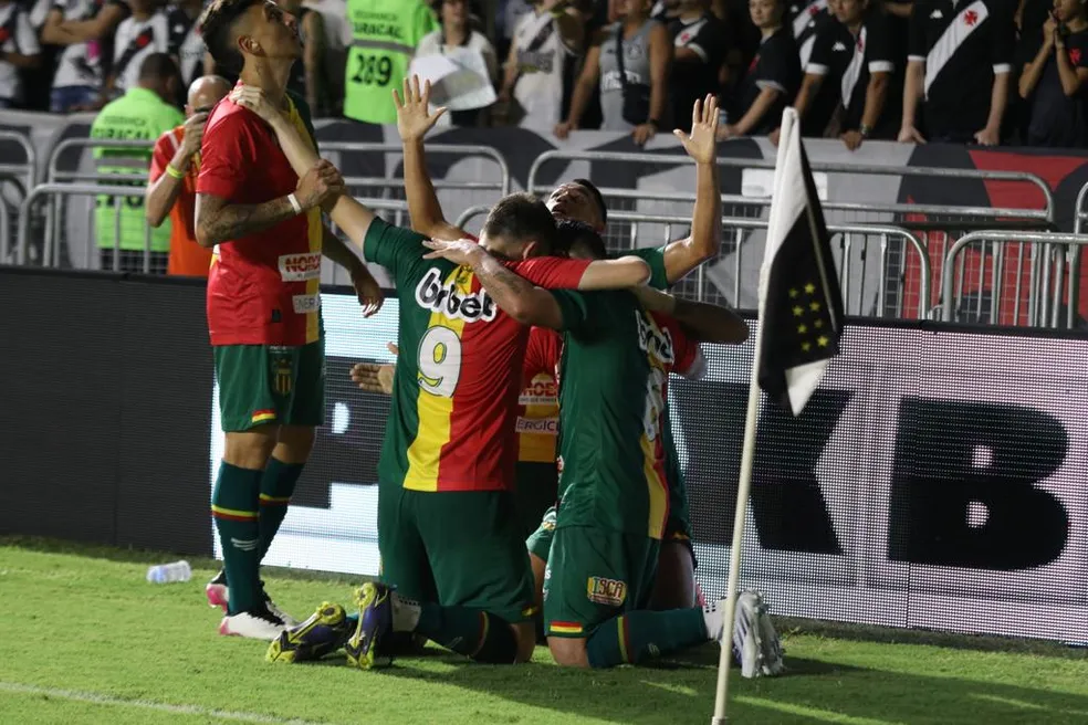 Jogadores do Sampaio Corrêa comemoram vitória sobre o Vasco