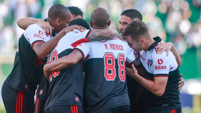 Jogadores do São Paulo comemoram gol contra o Juventude