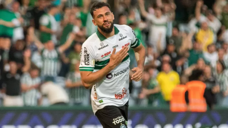 Luciano Castán, do Coritiba, comemora gol contra o Internacional pelo Brasileirão