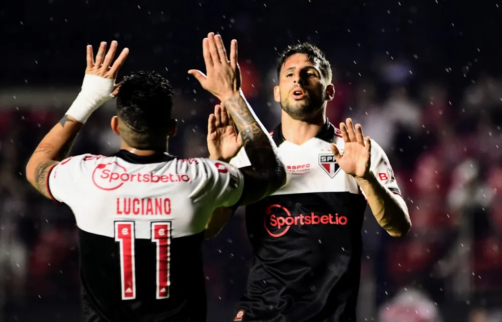 Luciano e Calleri comemoram gol em São Paulo x Coritiba