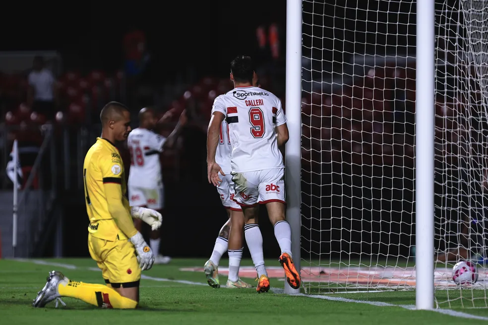 Luciano fez bela jogada e lançou para Patrick que dentro da área serviu Calleri que empurrou para a rede