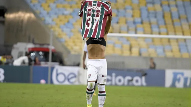 Matheus Martins mostra a camisa após empatar o clássico