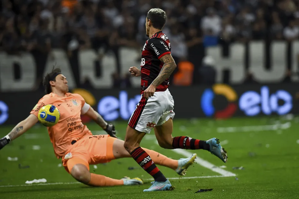 Pedro desperdiça uma das 18 finalizações que o Flamengo teve contra o Corinthians