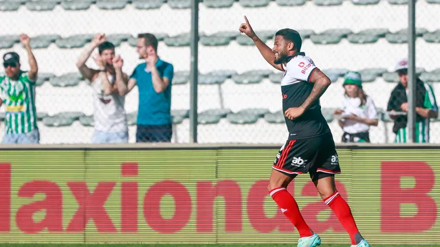 Reinaldo festeja gol do São Paulo contra o Juventude