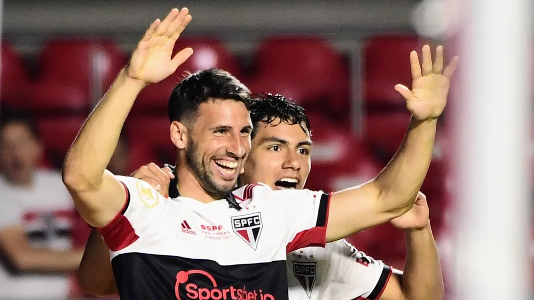 São Paulo 3 x 1 Coritiba Tricolor vence e volta a sonhar com a Libertadores