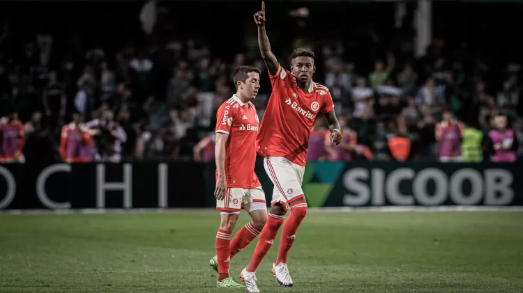 Vitão, do Internacional, comemora gol contra o Coritiba pelo Brasileirão