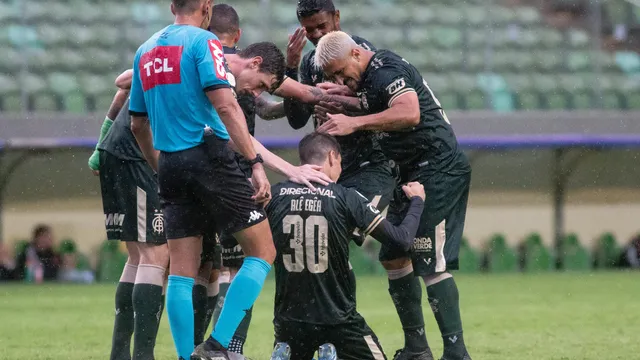 Alê, do América-MG, comemora gol marcado diante do Internacional, no Independência