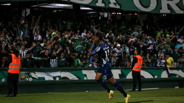 Alef Manga comemora gol do Coritiba contra o Corinthians