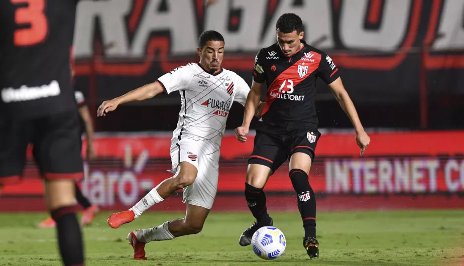 Atlético-GO e Athletico-PR fazem importante jogo pelo Brasileirão