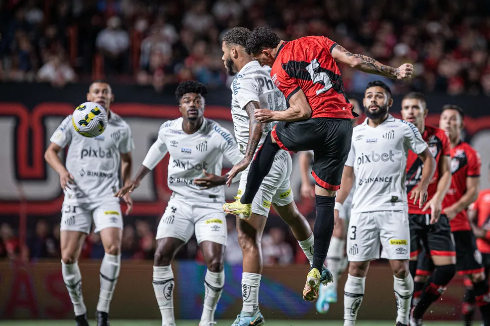 Baralhas tenta jogada aérea na área do Santos