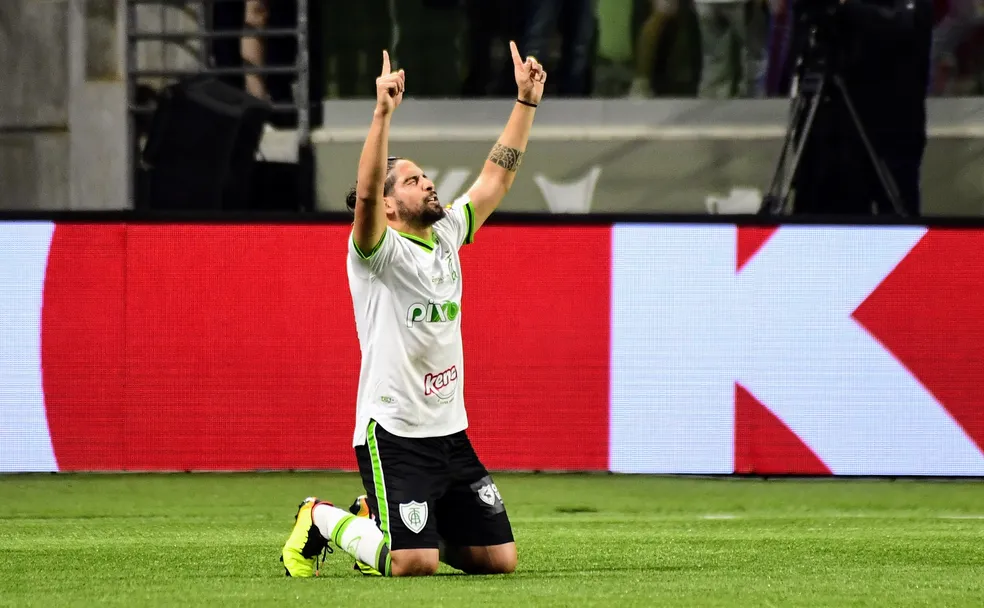 Benítez, do América-MG, comemora gol em cima do Palmeiras