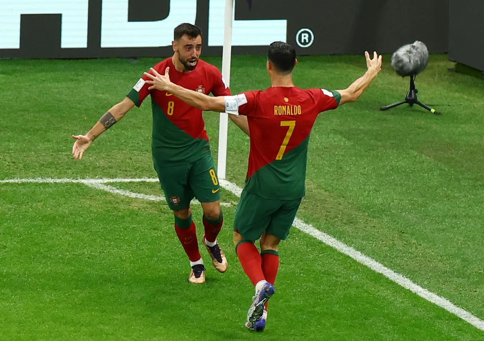 Bruno Fernandes e Cristiano Ronaldo comemoram gol em Portugal x Uruguai