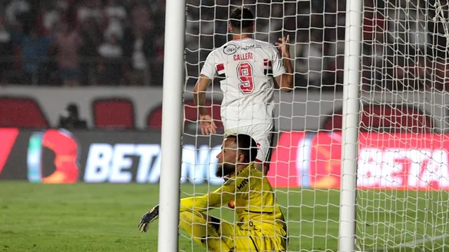 Calleri comemora gol do São Paulo contra o Atlético/MG