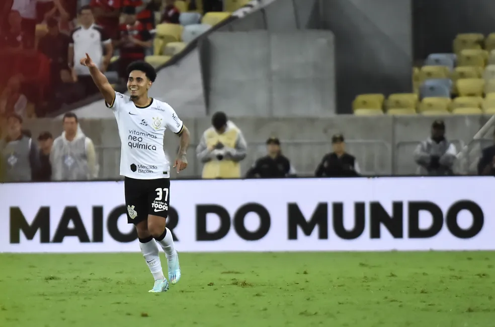 Du Queiroz comemora o gol do Corinthians sobre o Flamengo