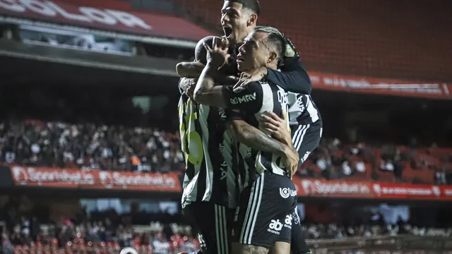 Elenco do Galo comemora gol de Vargas contra o São Paulo