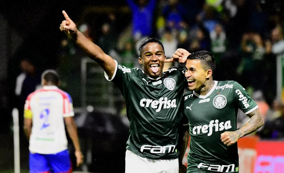 Endrick e Dudu comemoram gol em Palmeiras x Fortaleza