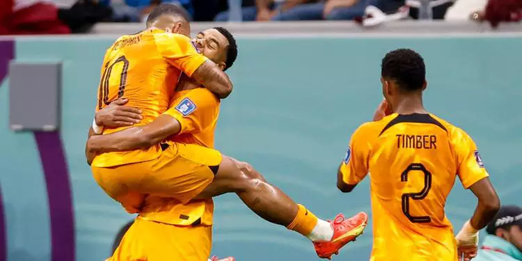 Gakpo, da Holanda, comemora após marcar gol contra o Catar no Estádio Al Bayt