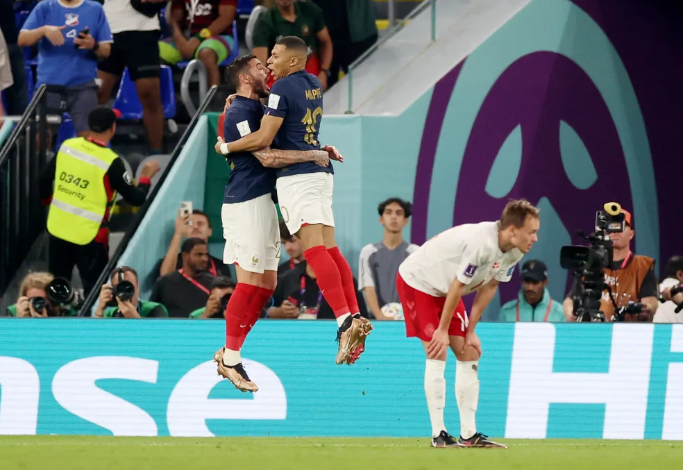 Kylian Mbappe e Theo Hernandez comemoram o gol em França x Dinamarca