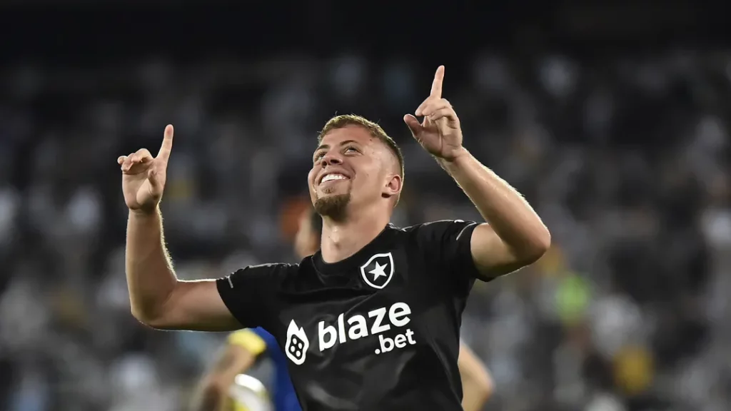 Lucas Fernandes comemora o primeiro gol com a camisa do Glorioso