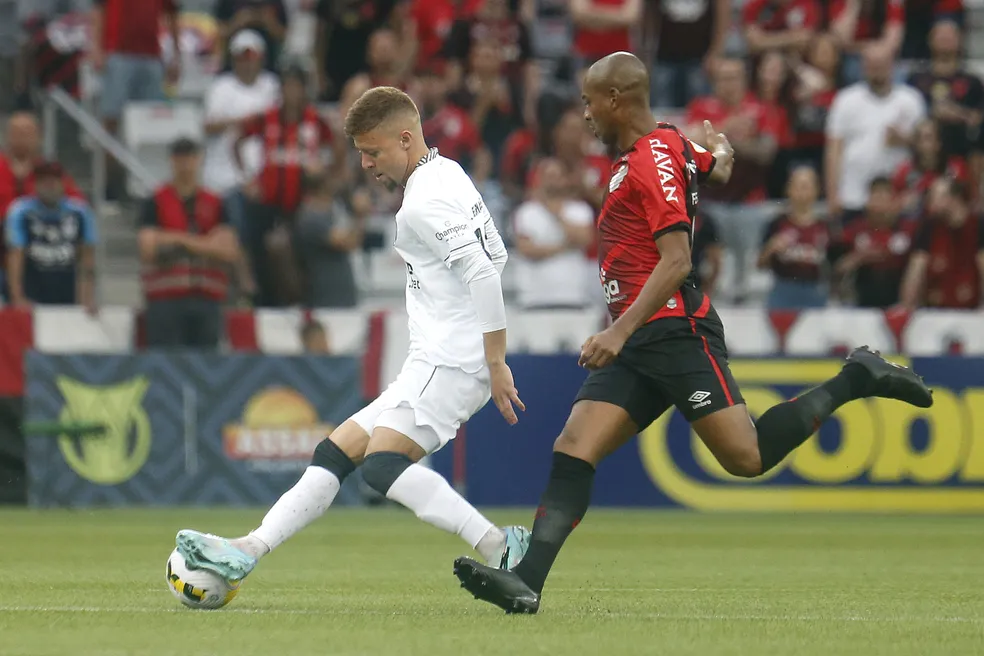 Lucas Fernandes disputa bola com Fernandinho, em Athletico x Botafogo