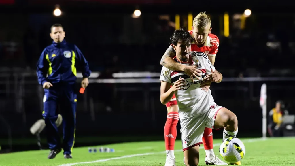 No segundo tempo Rogério Ceni deixou a equipe mais ofensiva