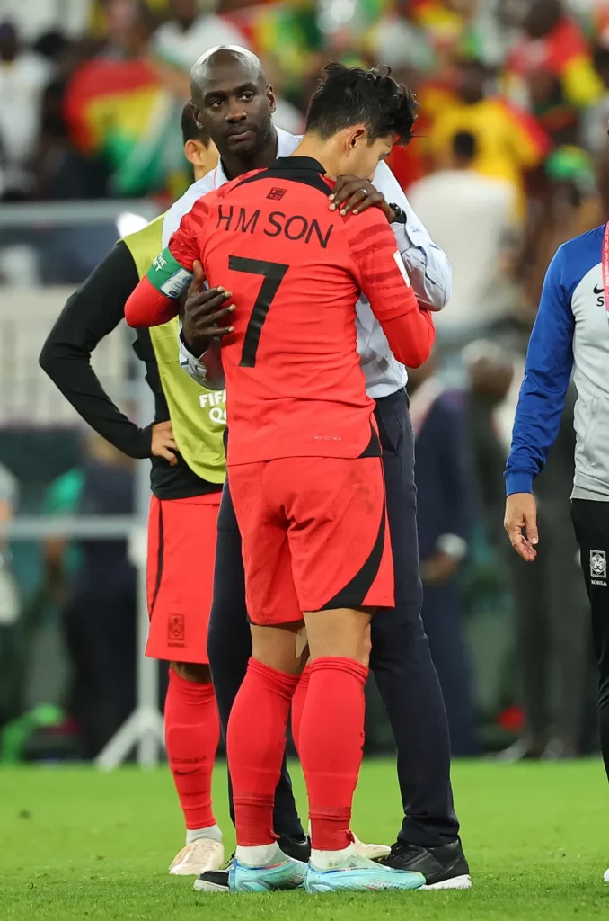 Son foi consolado pelo técnico de Gana, Otto Addo