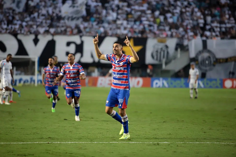 Thiago Galhardo comemora gol sobre o peixe