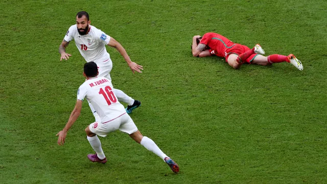 Torabi comemora o primeiro gol do Irã contra Gales, já nos acréscimos